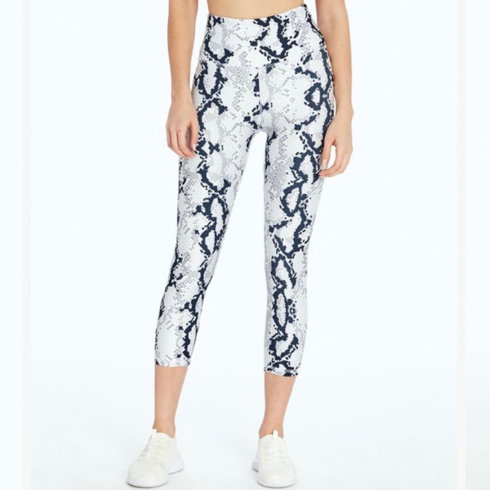 22” Black Snake Compression Capri Leggings, M